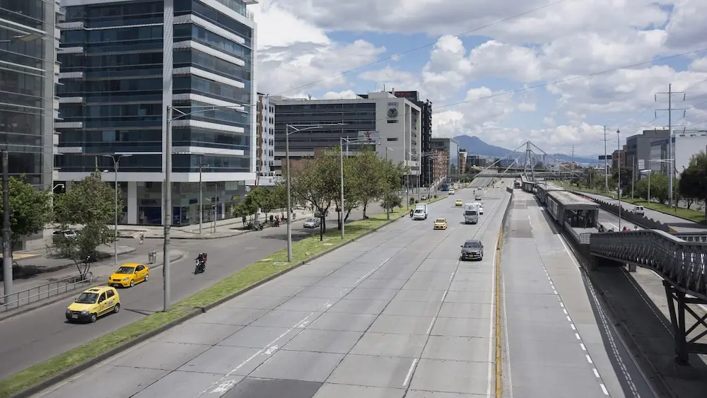 Carro en carretera Bogotá